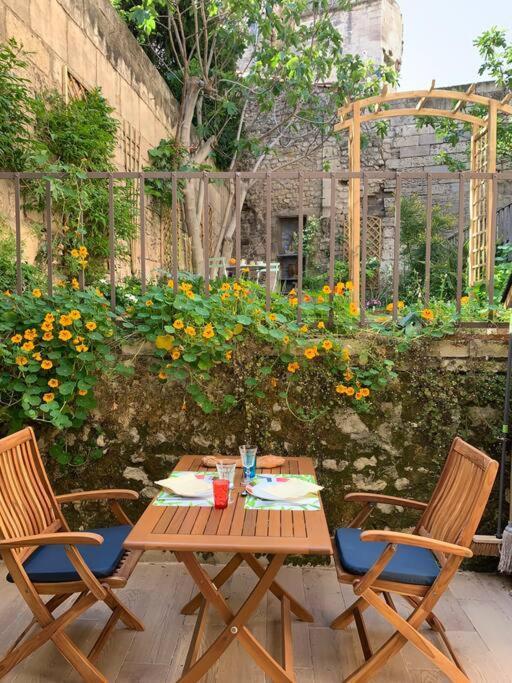 Capucines, Un Jardin Secret Dans Le Centre Historique Daire Arles Dış mekan fotoğraf